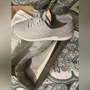 Woman’s Ugg sneakers